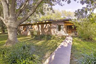 Mid-Century Hideaway Spacious Brownsville Home! - Brownsville - 9