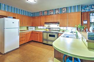 Mid-Century Hideaway Spacious Brownsville Home! - Brownsville - 1