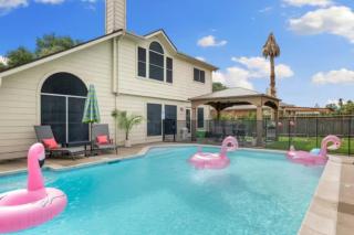 Flamingo Pool Oasis with Covered Patio, BBQ, 4 BR - Katy - 0