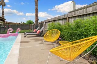 Flamingo Pool Oasis with Covered Patio, BBQ, 4 BR - 8