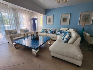 3 bedroom, front of the beach and pool - 4