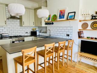 Lovely Westbourne apartment - 15 min walk to beach - 9