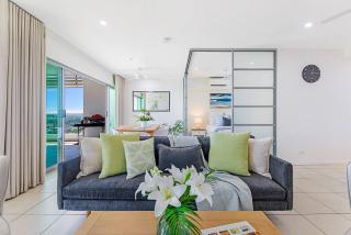Crystal Waterfront - A Panoramic Balcony Haven - 4