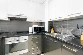 Gala Guests - Silverene Tower Marina Living Apartments - Dubai - 3