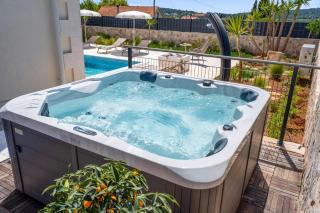 Villa Ora with Heated pool, Whirlpool, 4 bedrooms - Grohote - 4