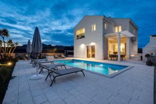 Villa Ora with Heated pool, Whirlpool, 4 bedrooms - Grohote - 0