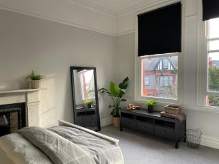 Deluxe Huge Detached House with Parking, sleeps up to 30 people, 2m from Liverpool City Centre - 1