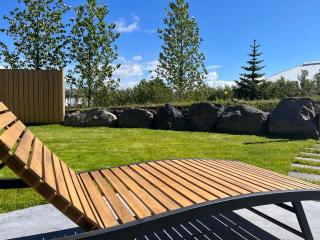 Luxurious Villa with Stunning Lake Views - Reykjavík - 3