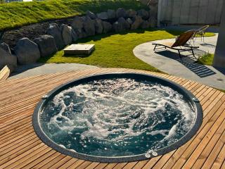 Luxurious Villa with Stunning Lake Views - 9