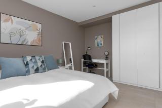 Luxurious Villa with Stunning Lake Views - Reykjavík - 4