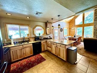 Tranquil Cabin - Private Hot Tub And Fire Pit! - Duck Creek Village - 4