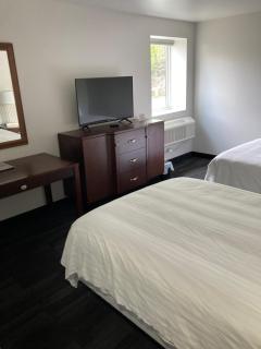Elker Inn & Suites - 1