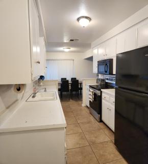 Private, Spacious, 4x Queen, 300 MBPS Internet with Backyard! - Hemet - 7