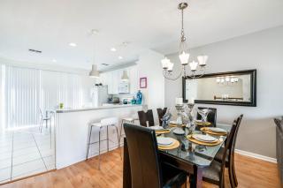Beautiful Newly Updated Townhome Sleeps 10 - Orlando - 4