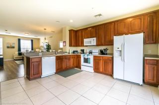 Spacious Vista Cay Townhome Newly Furnished - 2