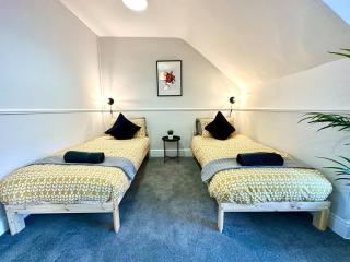 Massive 4 bedroom Duplex Apartment - Sleeps up to 10 People - Free Parking - 5 Minutes to the Best Beach! - Great Location - Fast WiFi - Smart TV - Newly decorated - sleeps up to 10! Close to Bournemouth & Poole Town Centre & Sandbanks - Bournemouth - 7