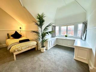 Massive 4 bedroom Duplex Apartment - Sleeps up to 10 People - Free Parking - 5 Minutes to the Best Beach! - Great Location - Fast WiFi - Smart TV - Newly decorated - sleeps up to 10! Close to Bournemouth & Poole Town Centre & Sandbanks - Bournemouth - 5