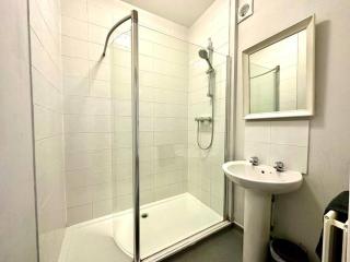 Massive 4 bedroom Duplex Apartment - Sleeps up to 10 People - Free Parking - 5 Minutes to the Best Beach! - Great Location - Fast WiFi - Smart TV - Newly decorated - sleeps up to 10! Close to Bournemouth & Poole Town Centre & Sandbanks - Bournemouth - 3