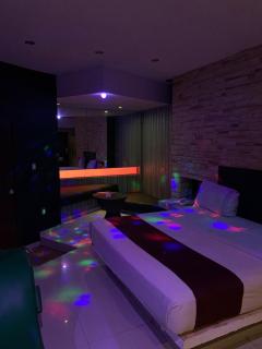 DLUXE Auto Hotel ADULTS ONLY - 3