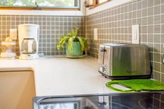 Quiet place with easy access NYC - - 5