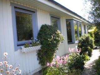 Villa med blommande trädgård, centralt Båstad - 0