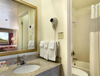 Days Inn by Wyndham San Antonio Southeast Frost Bank Center - 5