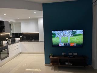 Spinola Bay Apt - Beatiful 3-Double Bed apt near beach in Prime Location - 1