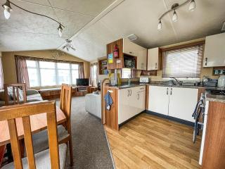 Superb Caravan At Kessingland Beach In Suffolk, Sleeps 8 Ref 90015Bc - 5