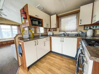 Superb Caravan At Kessingland Beach In Suffolk, Sleeps 8 Ref 90015Bc - Benacre - 3