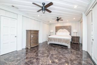 Huge Waterfront Mini-Resort with Gym, Dock and Pool - 1