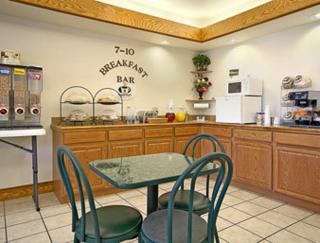 Super 8 by Wyndham Hampshire IL - Hampshire - 7