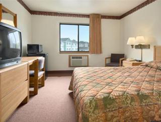 Super 8 by Wyndham East Moline - 4