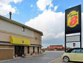 Super 8 by Wyndham Casper West by the River - Casper - 1