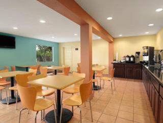 Super 8 by Wyndham Tulsa - Tulsa - 3