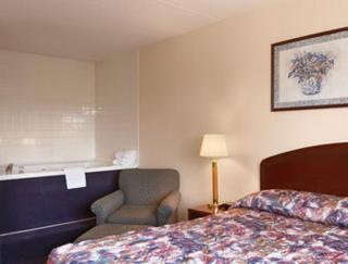 Super 8 by Wyndham Manchester Airport - Manchester - 3