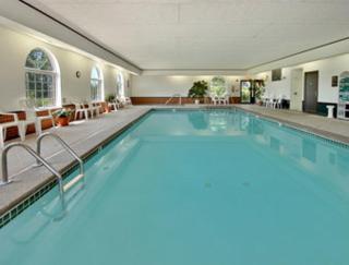 Super 8 by Wyndham New Hampton - 8