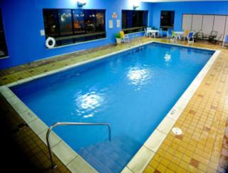 Days Inn & Suites by Wyndham Sutton Flatwoods - Sutton - 1
