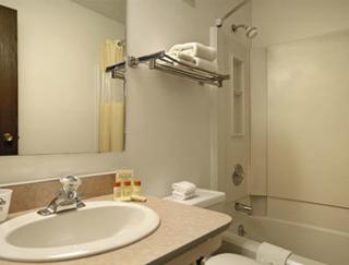 Days Inn by Wyndham Great Bend - 1
