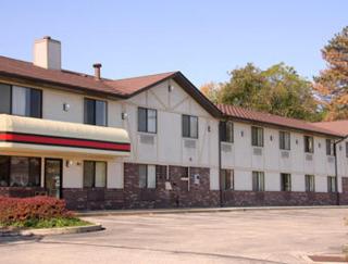 Super 8 by Wyndham Delmont - 9