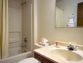 Super 8 by Wyndham Delmont - 3
