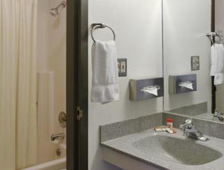 Super 8 by Wyndham Longmont/Del Camino - Longmont - 3