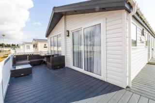 Beautiful 8 Berth Lodge For Hire At Kessingland Beach In Suffolk Ref 90012Td - 8