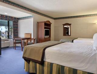 Travelodge by Wyndham Ocean Front - Sunset Beach - 5