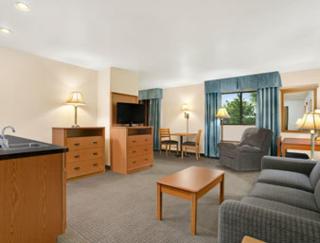 Super 8 by Wyndham Monroe WI - Monroe - 2