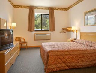 Super 8 by Wyndham Uniontown PA - Uniontown - 3
