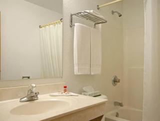 Super 8 by Wyndham Uniontown PA - Uniontown - 2