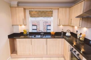 ! LARGE ! Apartment Central Leatherhead Sleeps 6! - 7