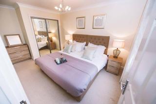 ! LARGE ! Apartment Central Leatherhead Sleeps 6! - 5