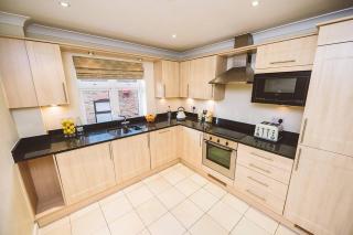 ! LARGE ! Apartment Central Leatherhead Sleeps 6! - 3