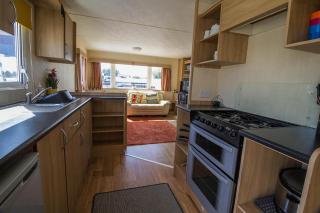 6 Berth Caravan For Hire With Decking At Manor Park In Norfolk Ref 23017S - 5